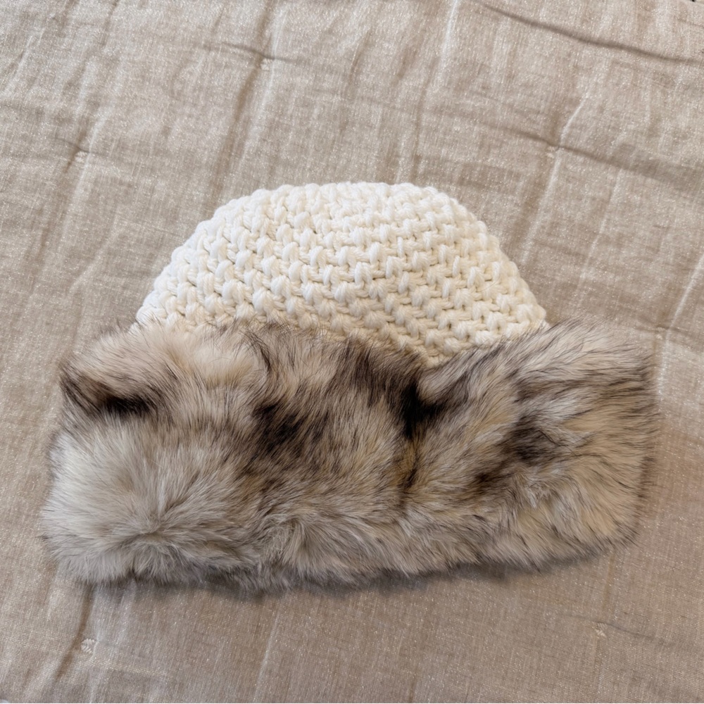 Fur trim knit beanie